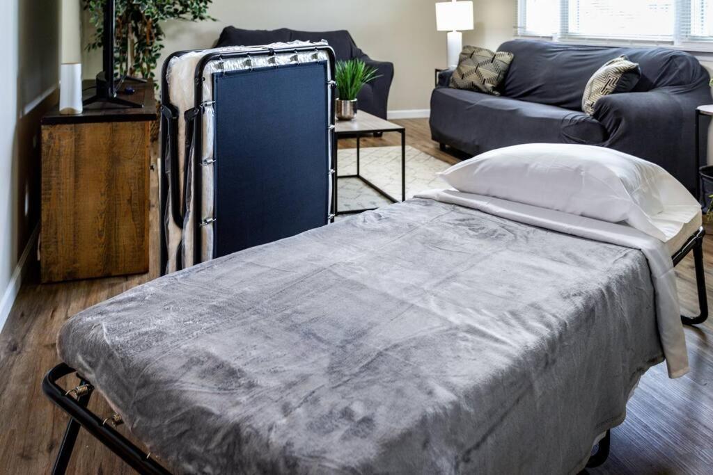 Appartement {Quiet Suburban Ranch Hot Tub} Mins Arpt/Rit/Dwnt à Rochester Extérieur photo